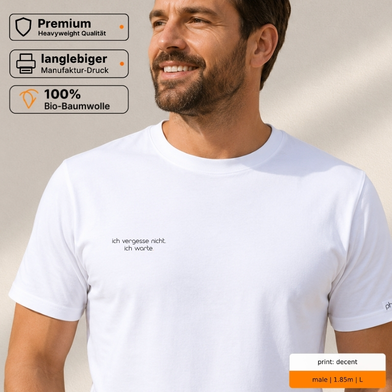 Premium T-Shirt mit „ich vergesse nicht. ich warte.“ Statement